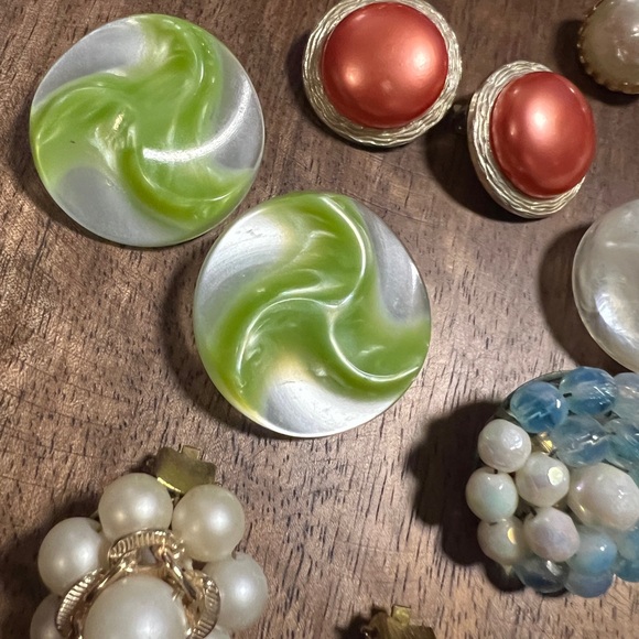 Vintage Japanese West Germany Hong Kong Clip Cluster Earrings - Picture 3 of 12